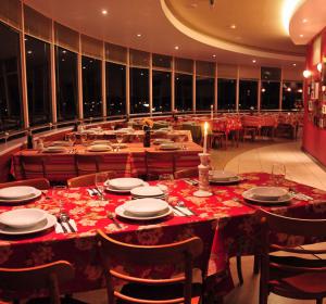 Mesas preparadas para o jantar