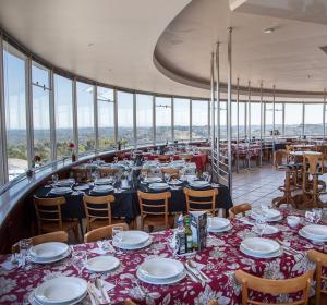 Restaurante preparado para o almoço